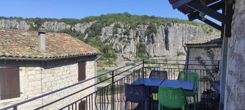 maison pierre et voûte au cœur du village House in Balazuc
