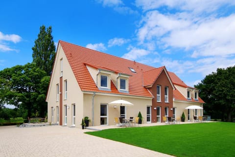 Property building, Garden, Garden, Balcony/Terrace, Garden view