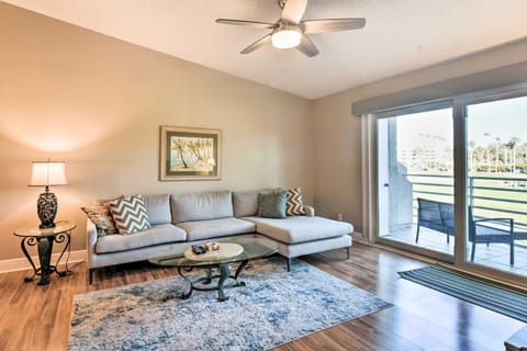 St Pete Condo with Private Lanai and Community Pool! Apartment in Isla del Sol