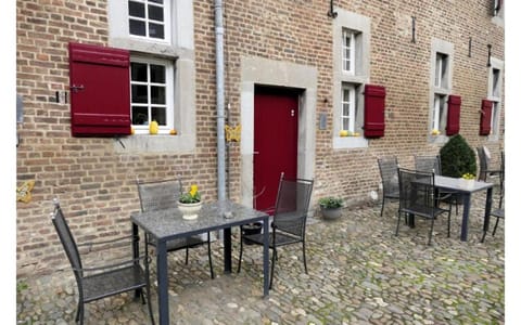 Facade/entrance, Balcony/Terrace