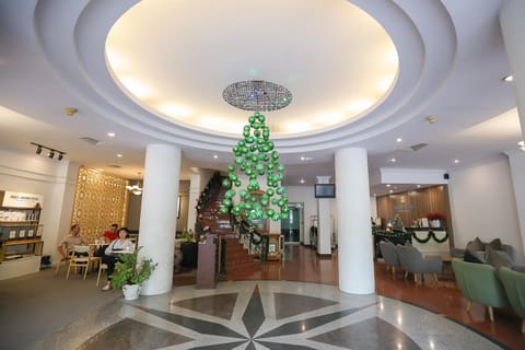 People, Lobby or reception, Drinks