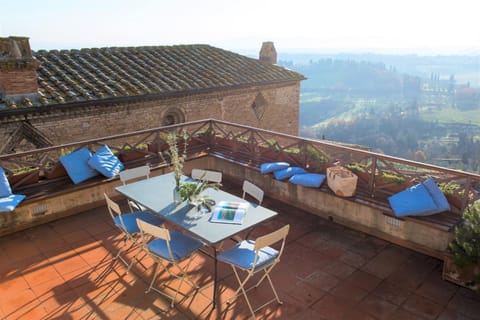 Zafferano Rooftop Terrace Tower House Apartment in San Gimignano