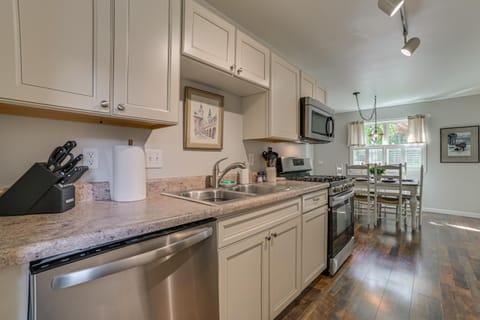 Harbor Springs Winter Retreat about 6 Mi to Skiing! House in Harbor Springs