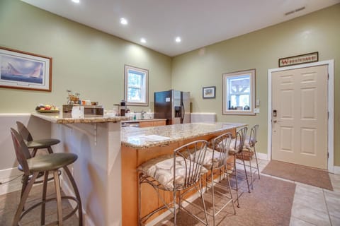 Cascade Cabin Hideaway with Views, half Mi to Lake Cabin in Cascade