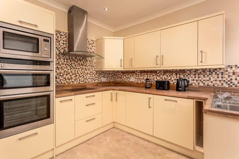 Coffee/tea facilities, Kitchen or kitchenette, oven, pet friendly, stove, toaster