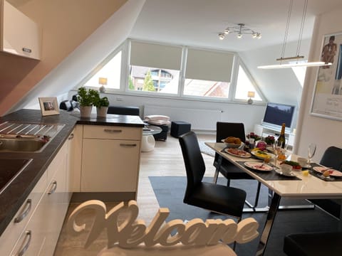 Kitchen or kitchenette, Living room, Seating area, Dining area