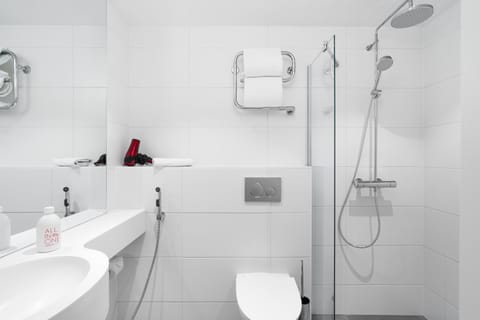 Shower, Toilet, Bathroom, towels