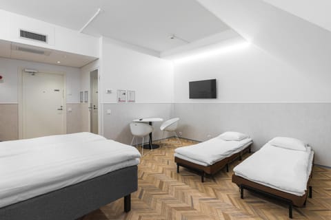 Bed, TV and multimedia, Living room, Photo of the whole room