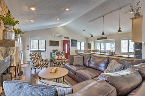 Bright Wintergreen Resort Home Deck and Grill! House in Nelson County