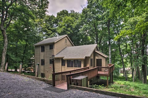 Bright Wintergreen Resort Home Deck and Grill! House in Nelson County