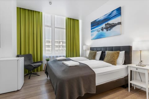 Bed, Seating area, towels