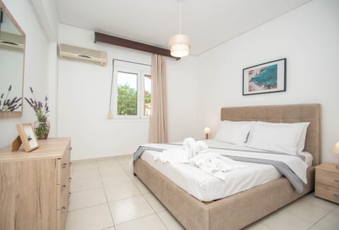 Bed, Photo of the whole room, Bedroom, air conditioner