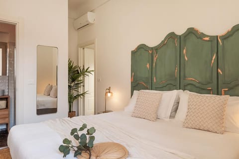 Bed, Photo of the whole room, Decorative detail, Bedroom