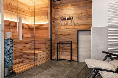Shower, Sauna, Spa and wellness centre/facilities