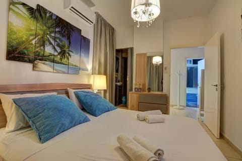 SunnyVillas: 4BR Villa☆Private Pool + Jacuzzi - Villa Amelie Villa in Protaras