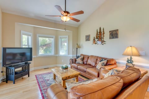 Lake-View Condo with Covered Deck in Hiawassee! Apartment in Chatuge Lake