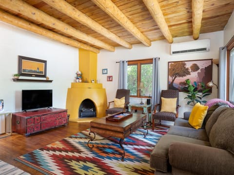 TV and multimedia, Living room, Seating area, fireplace, furniture, air conditioner