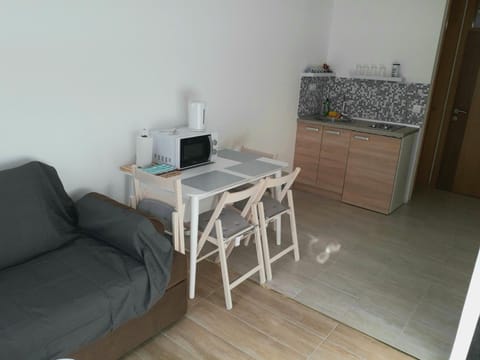 Kitchen or kitchenette, Living room, Seating area, Dining area