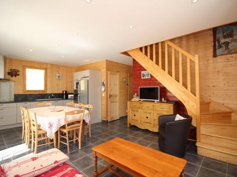 Chalet 4* avec Terrasse Panoramique, WiFi et Parking, 8 Pers. - FR-1-608-15 Chalet in Auvergne-Rhône-Alpes