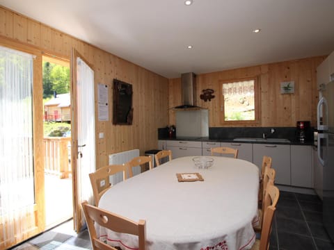 Chalet 4* avec Terrasse Panoramique, WiFi et Parking, 8 Pers. - FR-1-608-15 Chalet in Auvergne-Rhône-Alpes
