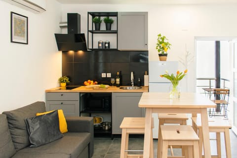 Kitchen or kitchenette, Living room, Seating area, Dining area, stove