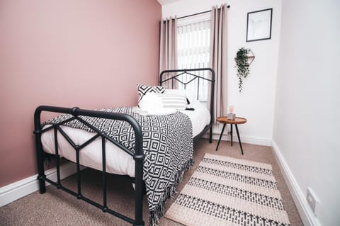 Commercial House, By Solace Stays House in Newport