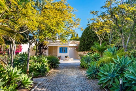 Property building, Facade/entrance, Garden