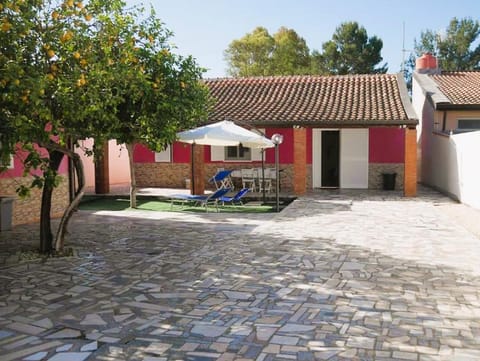 Property building, Facade/entrance, Garden, Solarium, Garden view, Parking