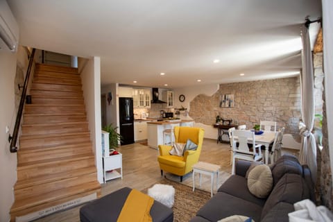 Kitchen or kitchenette, Living room, Seating area, Dining area, minibar, pet friendly, stove