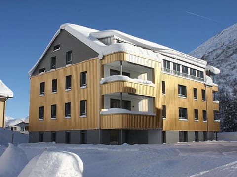 Realp-Andermatt 3,5 locali giardino privato In mezzo la natura, spettacolare per appassionati montanbike, pesca ecc In inverno fai sci di fondo dal giardino e con il treno davanti a casa si raggiunge in 5min il comprensorio scistico di Andermatt Apartment in Canton of Ticino