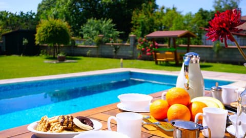 Swimming pool, Breakfast