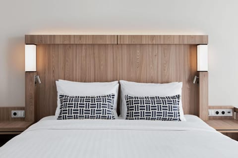 Bed, Photo of the whole room, Decorative detail, Seating area