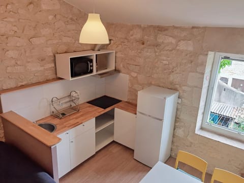 Kitchen or kitchenette, Dining area, minibar, stove