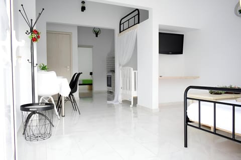 Property building, TV and multimedia, Living room, Photo of the whole room, Seating area, Dining area