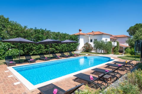 Property building, Garden view, Pool view, Swimming pool, Swimming pool, sunbed