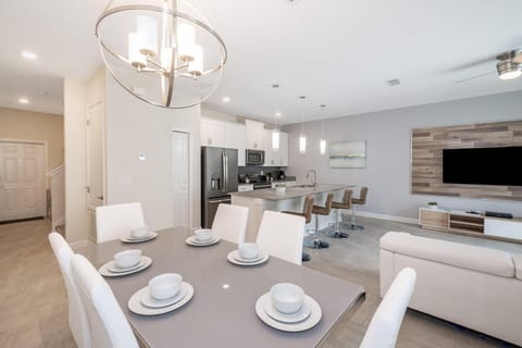 4809AM TOWNHOUSE 4 BEDROOMS & 3 BATHROOMS + POOL House in Kissimmee