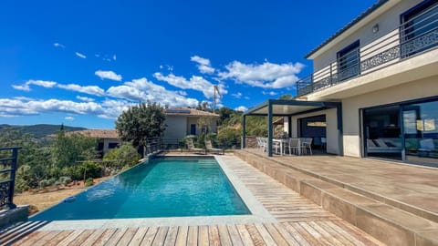 Tres belle villa neuve vue mer avec piscine chauffee Villa in Zonza