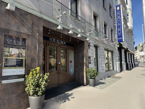 Facade/entrance