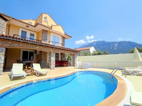 Property building, Patio, Day, Natural landscape, Mountain view, Pool view, Swimming pool, sunbed