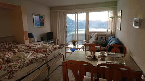 Living room, Bedroom, Lake view