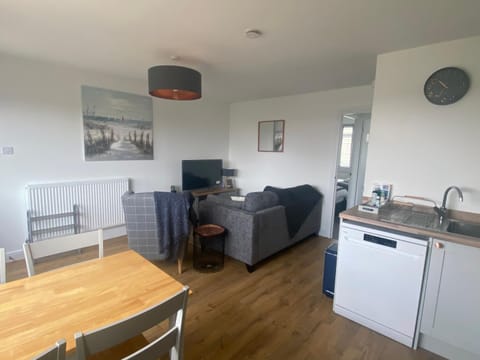 Beau - Brambles Chine, Colwell Bay - 5 star WiFi - Short walk to The Hut and beach - 1 night stays available - Ferry offers Chalet in Freshwater