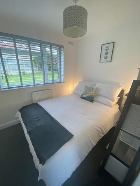 Beau - Brambles Chine, Colwell Bay - 5 star WiFi - Short walk to The Hut and beach - 1 night stays available - Ferry offers Chalet in Freshwater