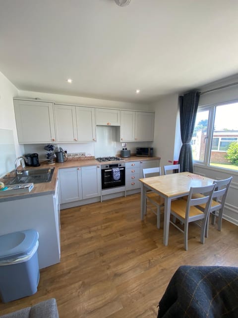 Beau - Brambles Chine, Colwell Bay - 5 star WiFi - Short walk to The Hut and beach - 1 night stays available - Ferry offers Chalet in Freshwater