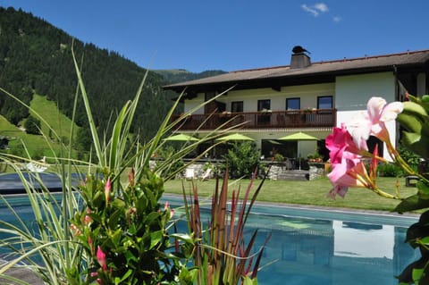 Property building, Facade/entrance, Garden, Balcony/Terrace, Garden view, Swimming pool, Entertainment