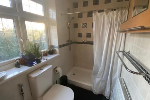 Apartment - Sleeps 4 - Parking - Balcony - Garden House in High Wycombe