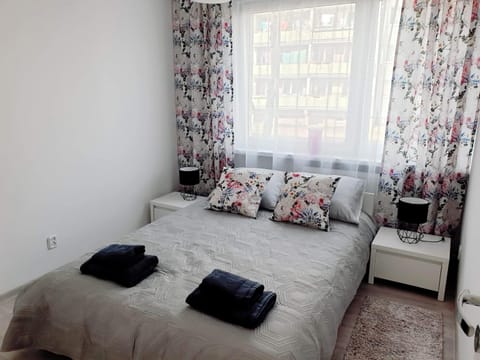 Bed, Bedroom, towels