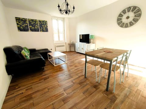 Communal lounge/ TV room, TV and multimedia, Living room, Seating area, Dining area