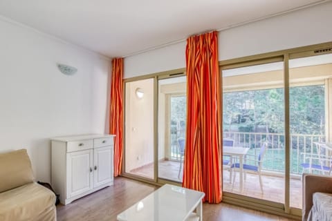 Flat With Swimming Pool Near The Beach Apartment in Sanary-sur-Mer