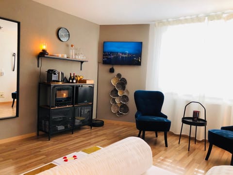 TV and multimedia, Kitchen or kitchenette, Living room, Seating area, Bedroom