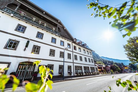 Property building, Restaurant/places to eat